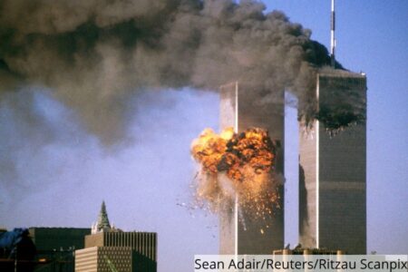Billede af tvillingetårnene under terrorangrebet den 11. september 2001