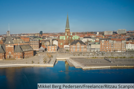 Dronefoto af Aarhus Havn med udsigt over byen og domkirken