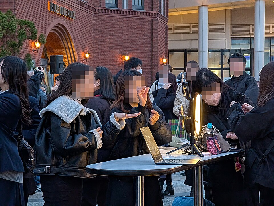 Influencere der promoverer smykker.