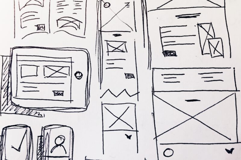 Tegnede mock-ups af forskellige skærme.