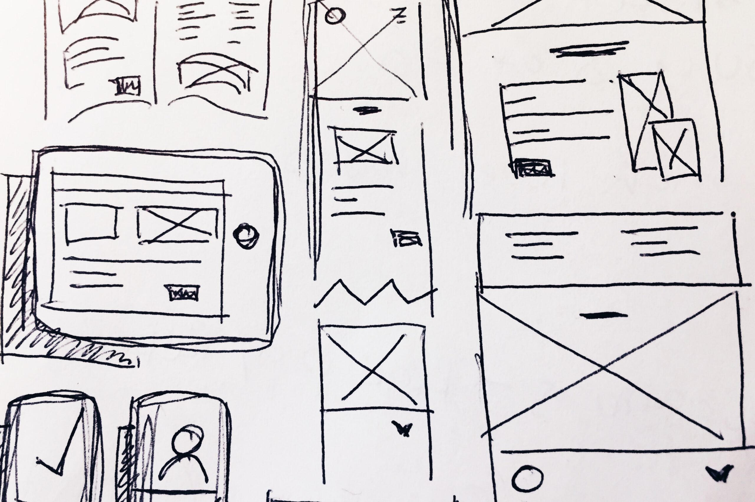 Tegnede mock-ups af forskellige skærme.